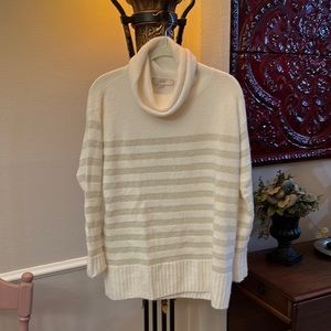 Pullover sweater cream with gold threaded stripes